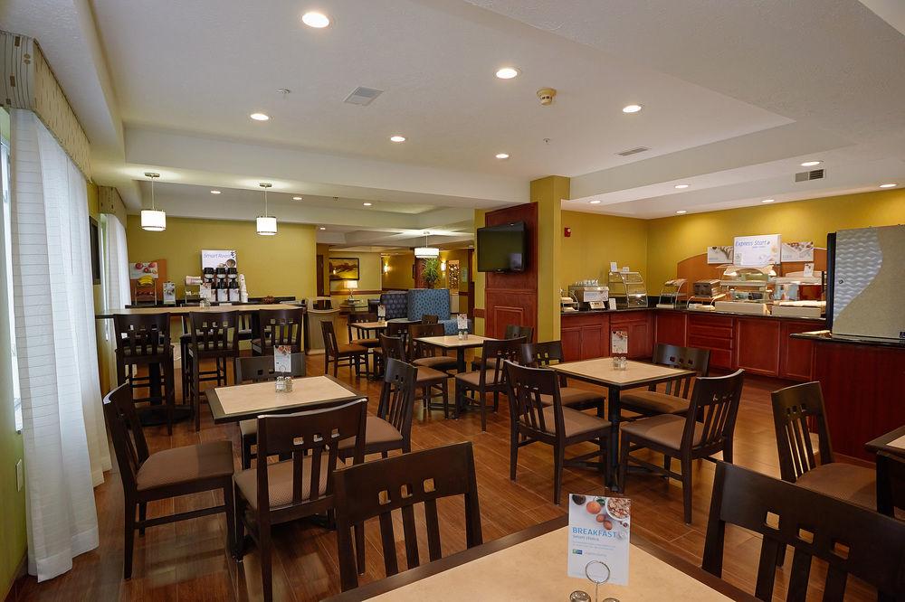 Holiday Inn Express Hotel & Suites Cadillac By Ihg Esterno foto