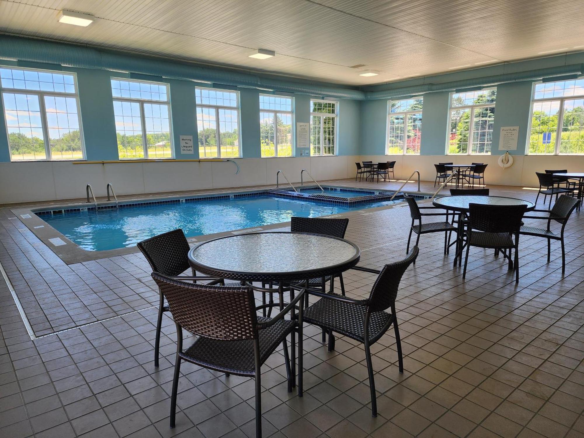 Holiday Inn Express Hotel & Suites Cadillac By Ihg Esterno foto