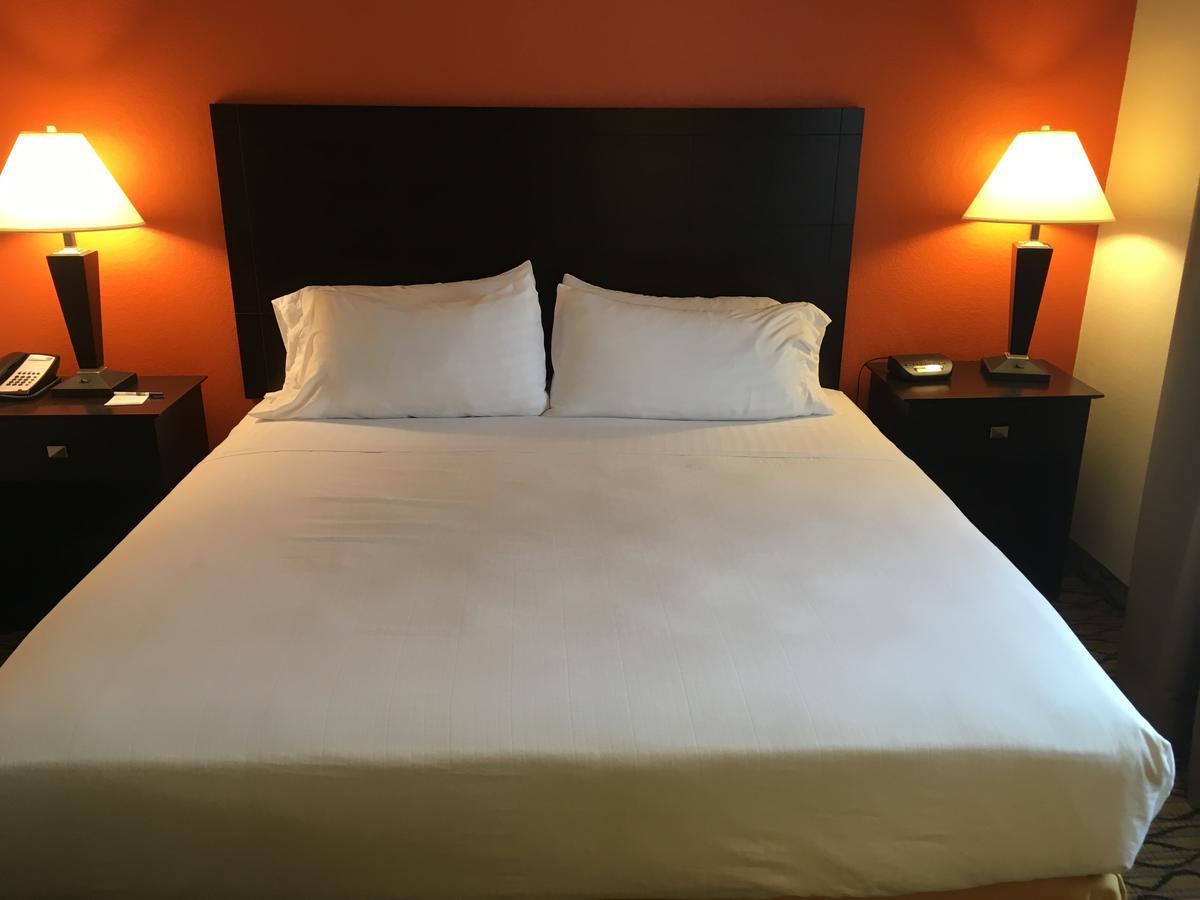 Holiday Inn Express Hotel & Suites Cadillac By Ihg Esterno foto