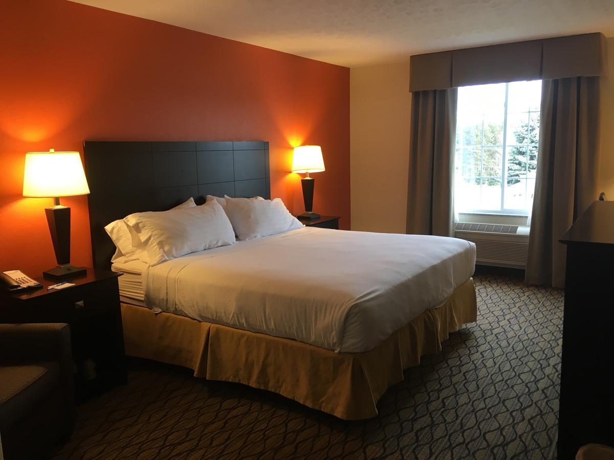 Holiday Inn Express Hotel & Suites Cadillac By Ihg Esterno foto