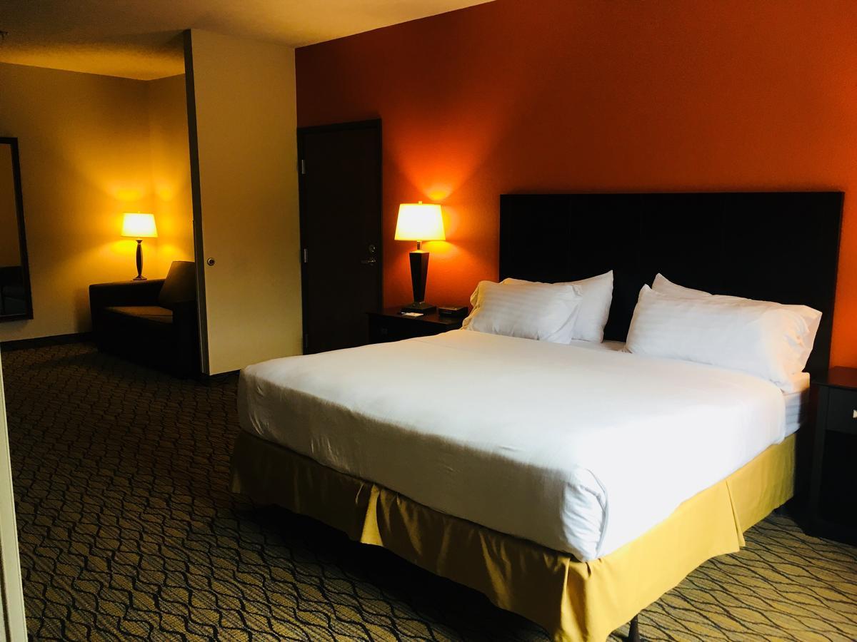 Holiday Inn Express Hotel & Suites Cadillac By Ihg Esterno foto