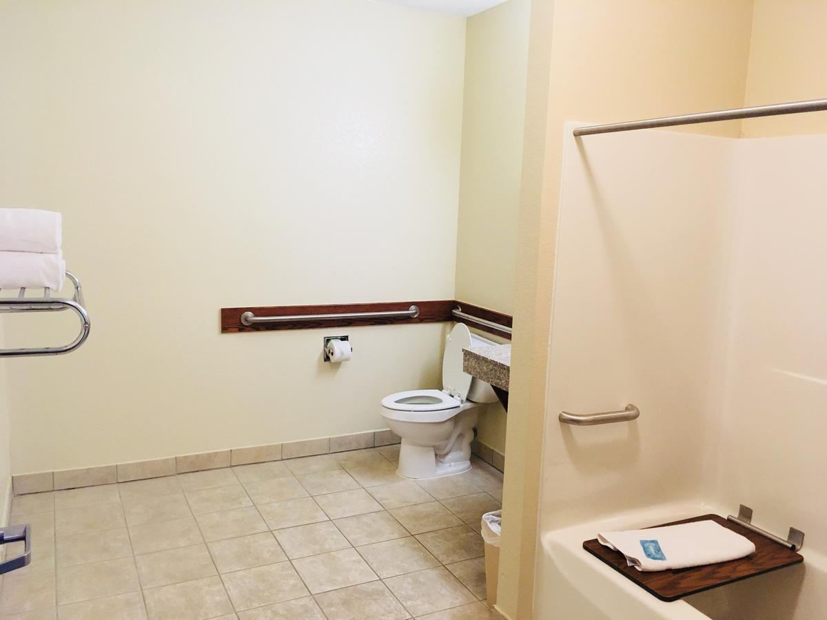 Holiday Inn Express Hotel & Suites Cadillac By Ihg Esterno foto