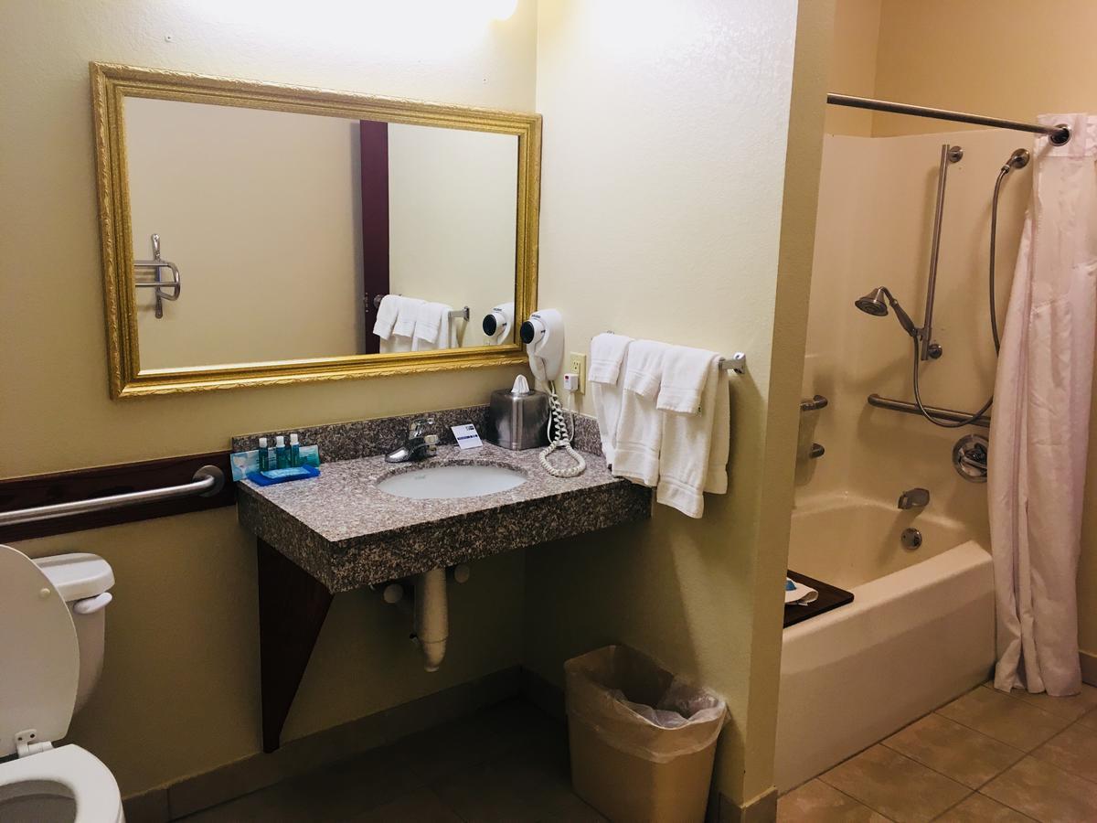 Holiday Inn Express Hotel & Suites Cadillac By Ihg Esterno foto