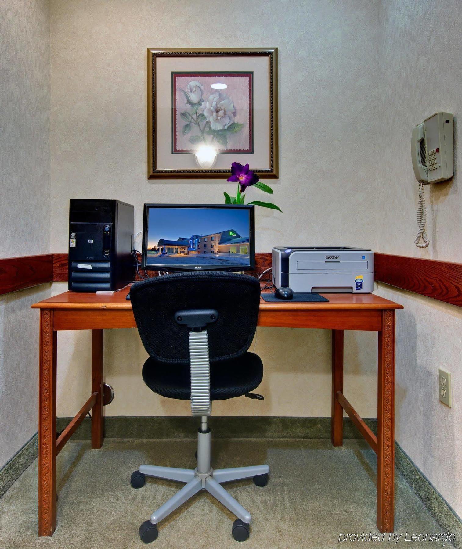 Holiday Inn Express Hotel & Suites Cadillac By Ihg Esterno foto