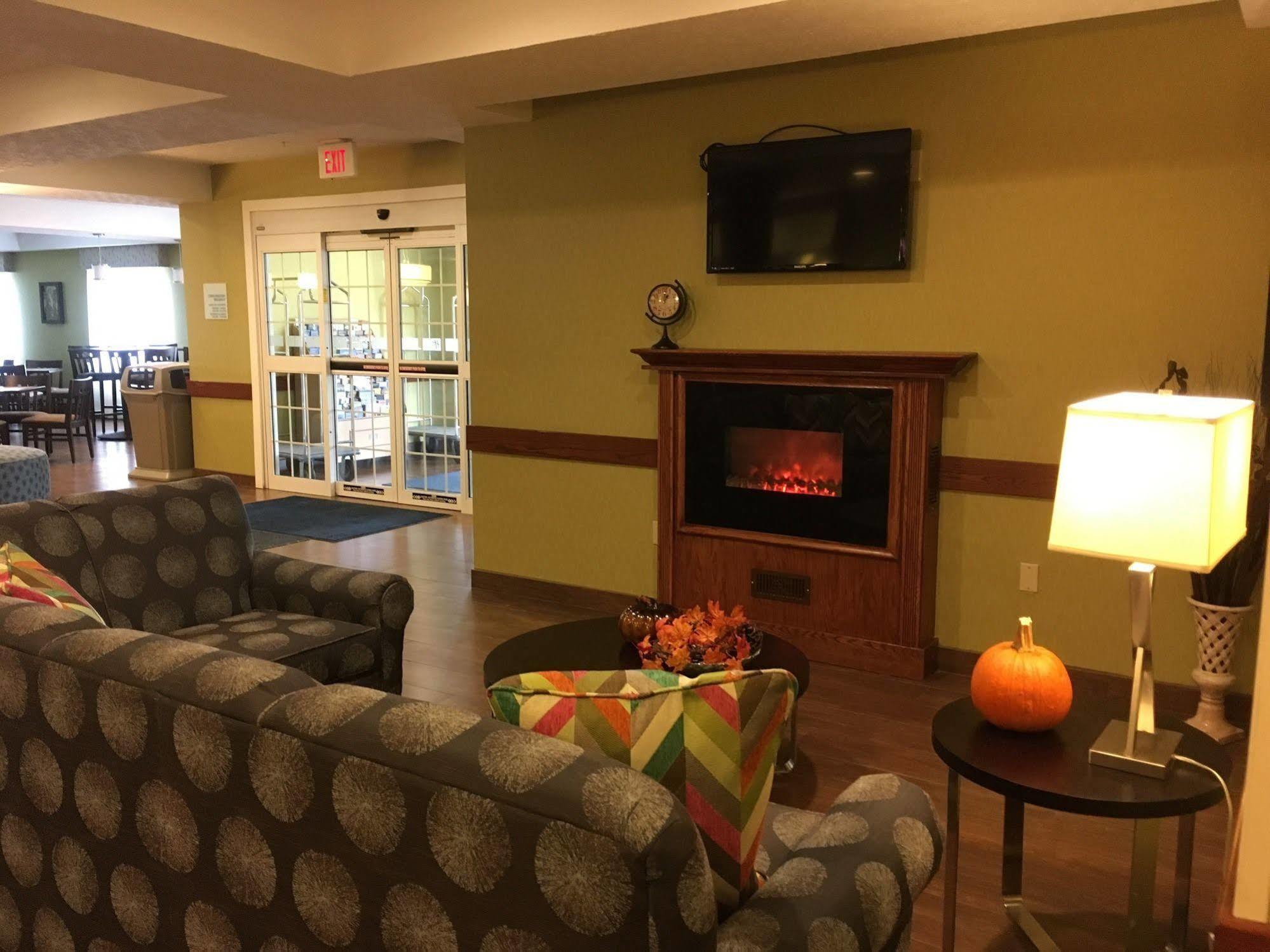 Holiday Inn Express Hotel & Suites Cadillac By Ihg Esterno foto