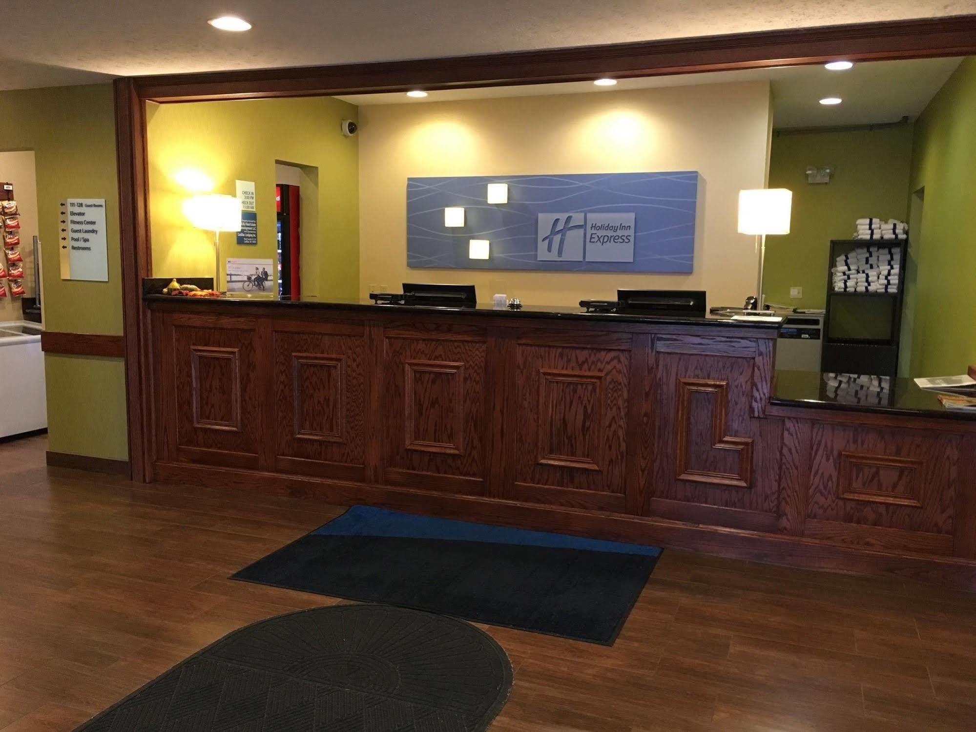 Holiday Inn Express Hotel & Suites Cadillac By Ihg Esterno foto
